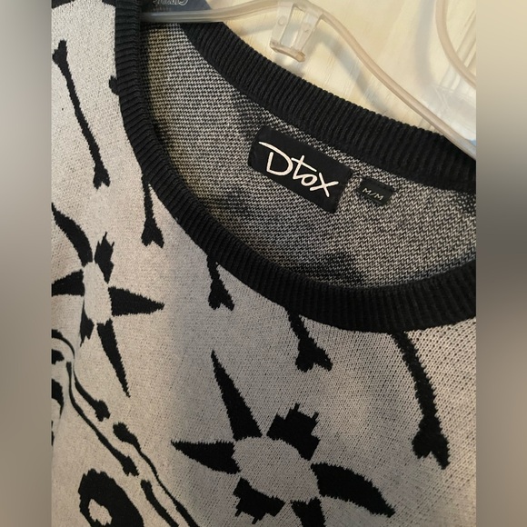 DTOX Skull Sweater - Picture 2 of 3